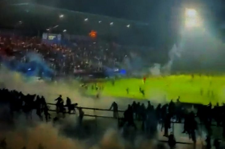 Tangkapan layar Stadion Kanjuruhan ketika dihujani gas Air mata Petugas.